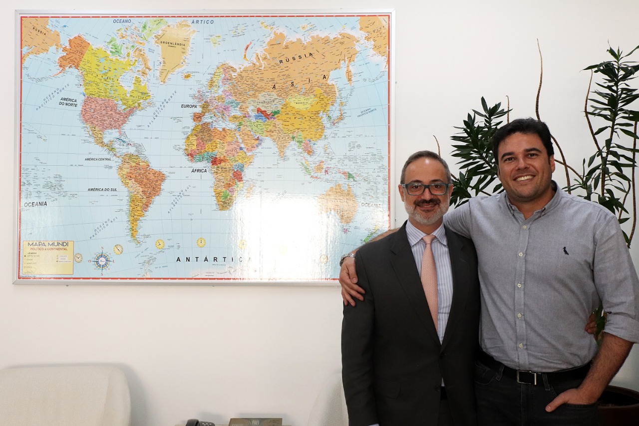 O Secretário de Relações Internacionais, Luiz Alvaro, e o Cônsul-Geral da Grécia em São Paulo juntos na sala de reuniões.